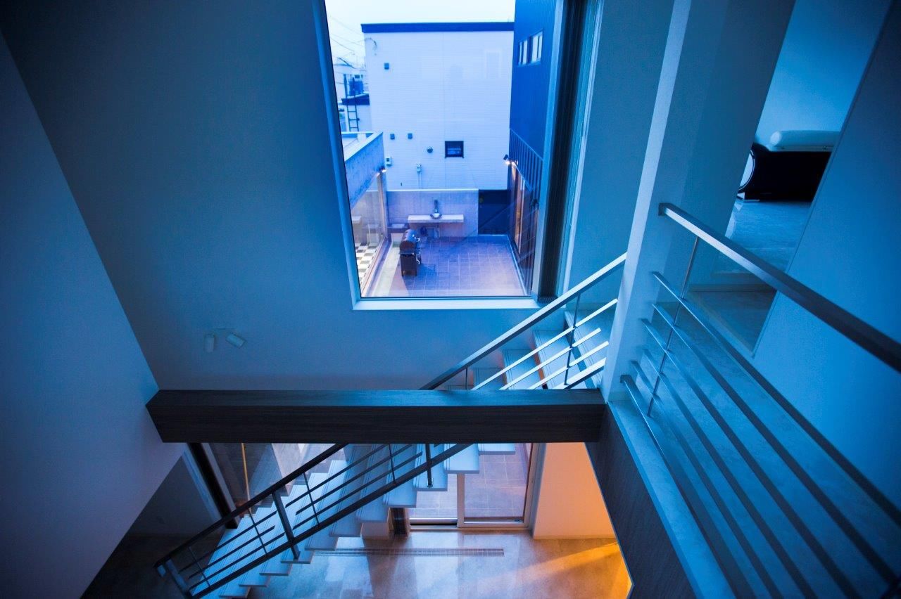 ＩＤ アーキテクチャル アトリエ 【札幌市/ビルドインガレージ/小上がり/中庭/吹抜/収納充実】リビングから愛車の眺めるガレージハウスの建築実例画像13