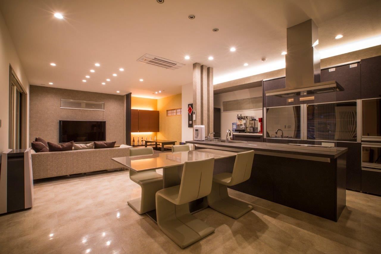 ＩＤ アーキテクチャル アトリエ 【札幌市/ビルドインガレージ/小上がり/中庭/吹抜/収納充実】リビングから愛車の眺めるガレージハウスの建築実例画像14