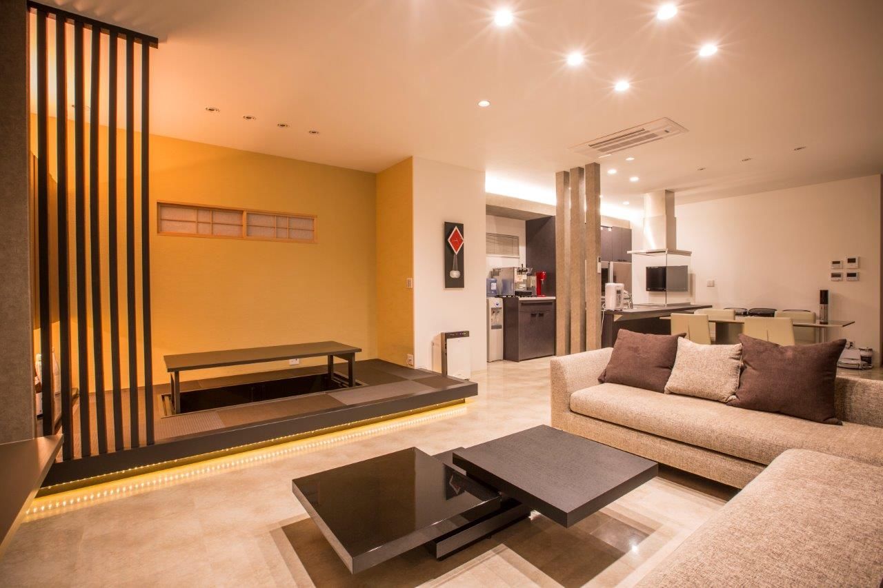 ＩＤ アーキテクチャル アトリエ 【札幌市/ビルドインガレージ/小上がり/中庭/吹抜/収納充実】リビングから愛車の眺めるガレージハウスの建築実例画像15