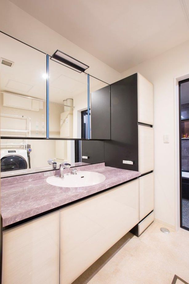 ＩＤ アーキテクチャル アトリエ 【札幌市/ビルドインガレージ/小上がり/中庭/吹抜/収納充実】リビングから愛車の眺めるガレージハウスの建築実例画像17