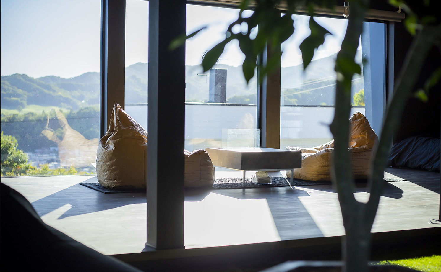 ＩＤ アーキテクチャル アトリエ 始まりは1台のテーブル。要望に応えながら機能的な空間として建てられた事務所兼別荘のような家の建築実例画像1