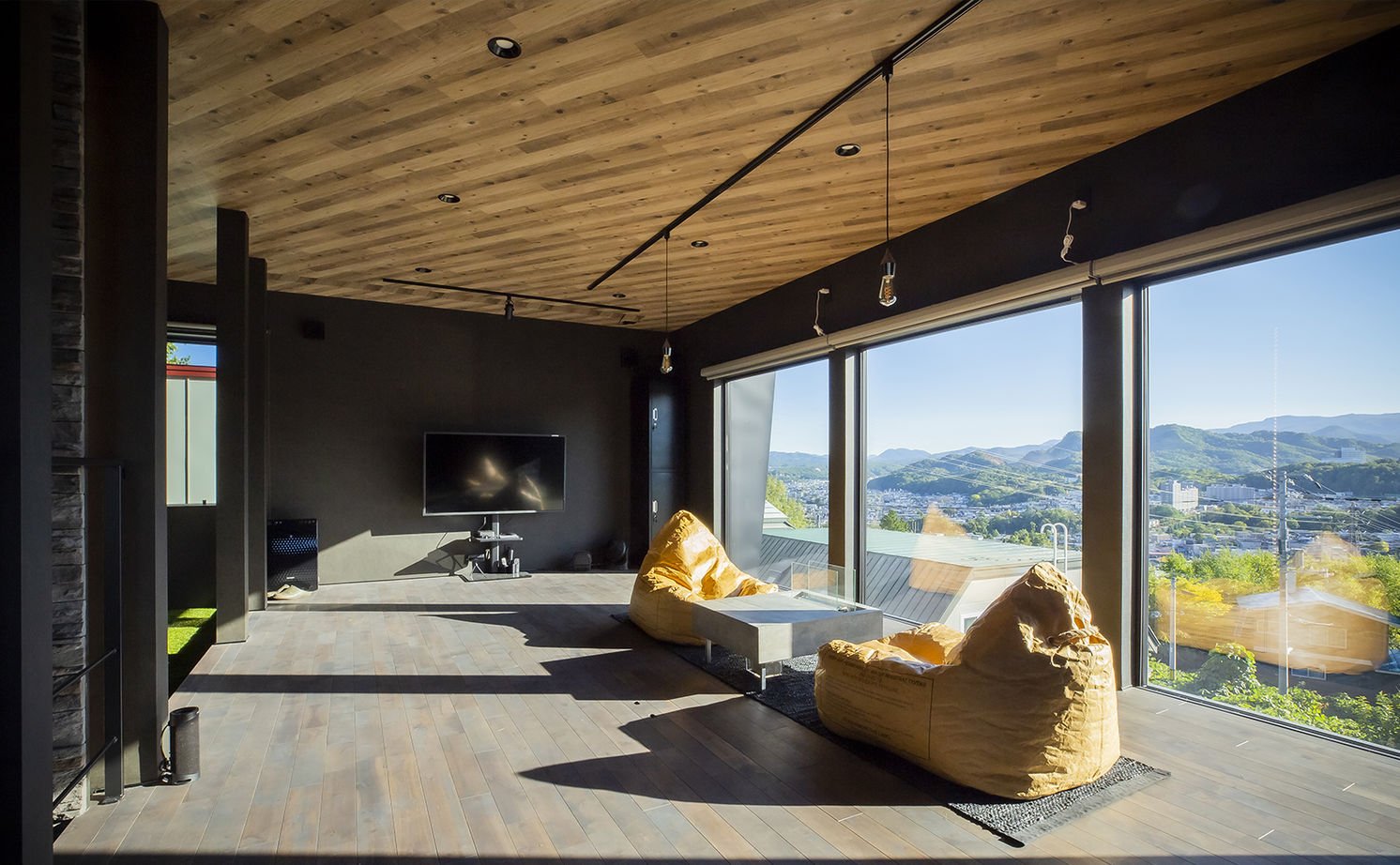 ＩＤ アーキテクチャル アトリエ 始まりは1台のテーブル。要望に応えながら機能的な空間として建てられた事務所兼別荘のような家の建築実例画像2