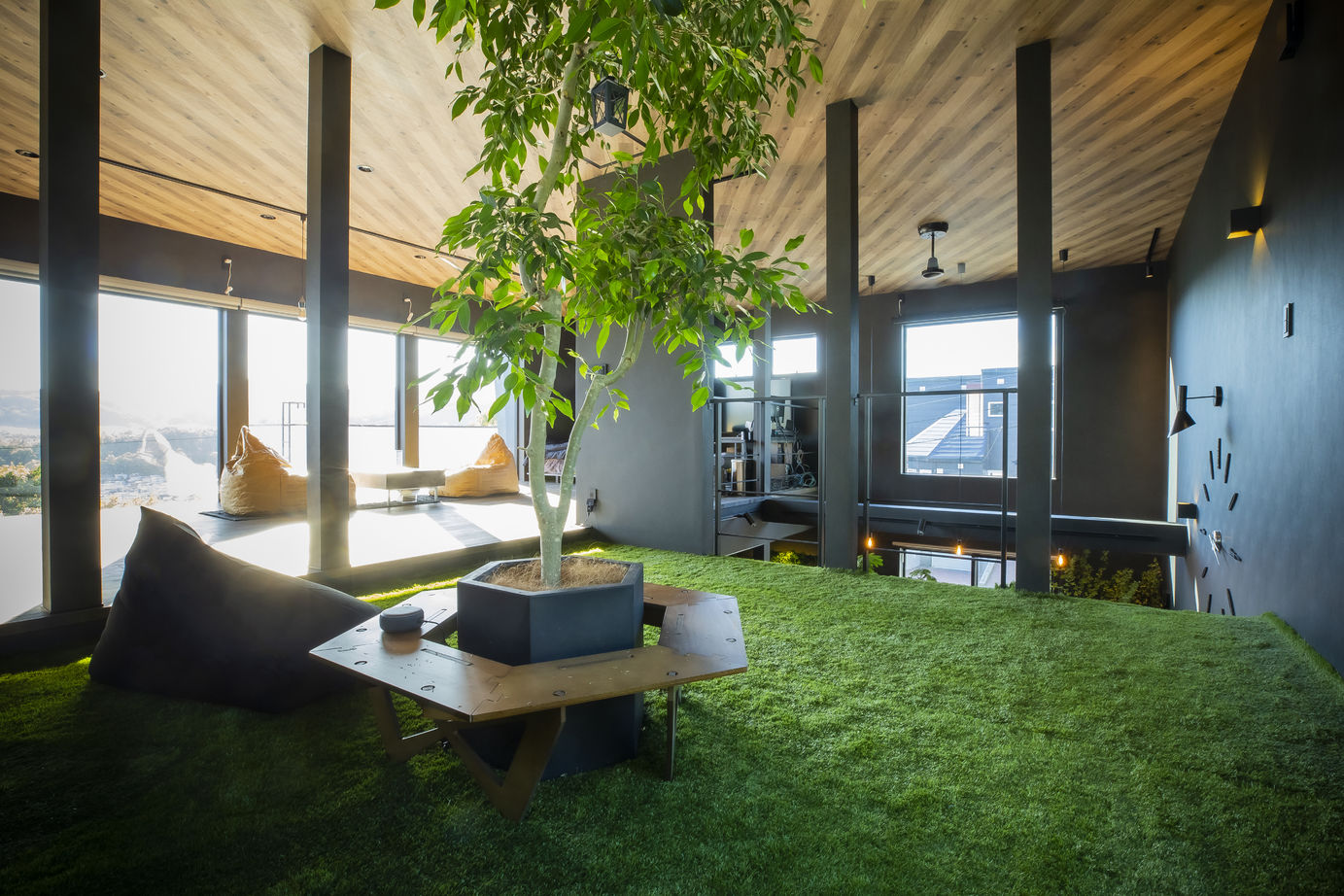 ＩＤ アーキテクチャル アトリエ 始まりは1台のテーブル。要望に応えながら機能的な空間として建てられた事務所兼別荘のような家の建築実例画像3