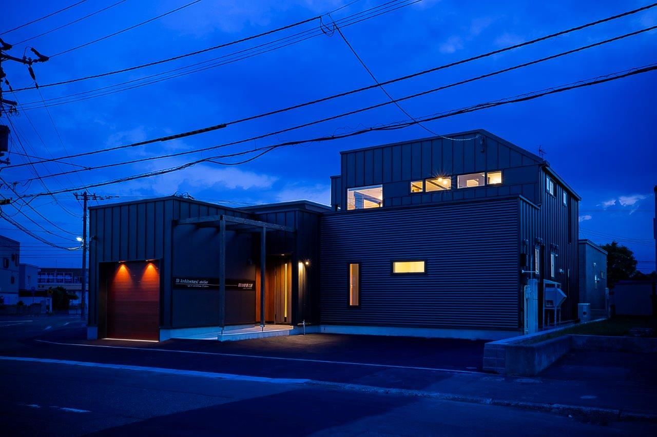 ＩＤ アーキテクチャル アトリエ 【札幌市】ぐるっと回れる回遊動線、中庭を囲むコの字型で自然光溢れる開放的なビルトインガレージハウスの建築実例画像