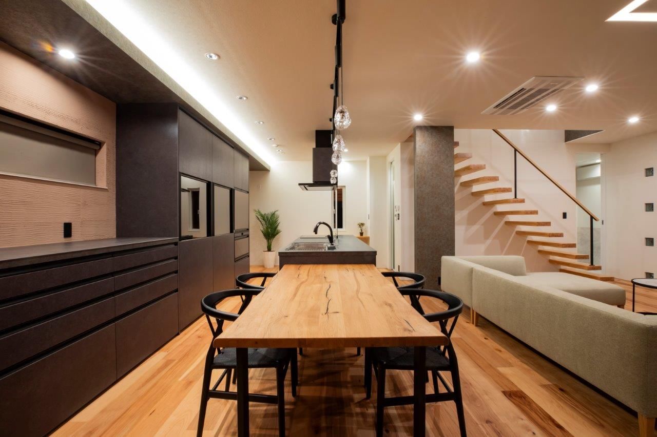 ＩＤ アーキテクチャル アトリエ 【札幌市】ぐるっと回れる回遊動線、中庭を囲むコの字型で自然光溢れる開放的なビルトインガレージハウスの建築実例画像9