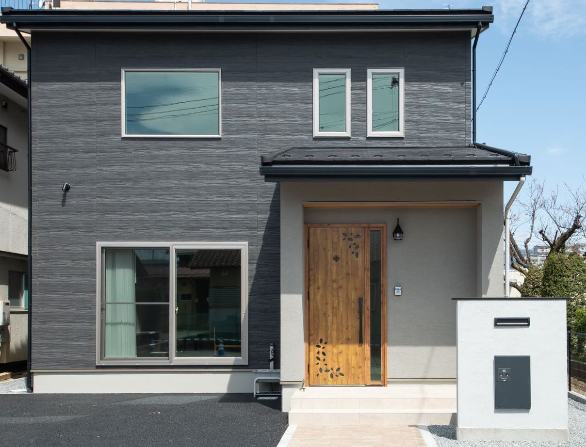 IIKENHOUSE（イイケンハウス） 《2,000万円台◇40坪◇６人家族◇オープンキッチン》グレイッシュカラーのシックな大人リビングのお家の建築実例画像1