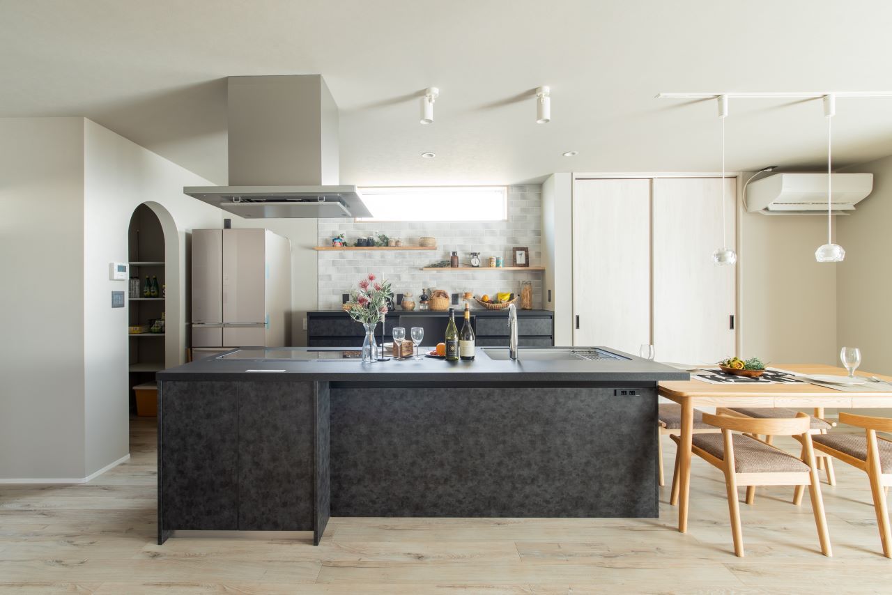 IIKENHOUSE（イイケンハウス） 《2,000万円台◇40坪◇６人家族◇オープンキッチン》グレイッシュカラーのシックな大人リビングのお家の建築実例画像3