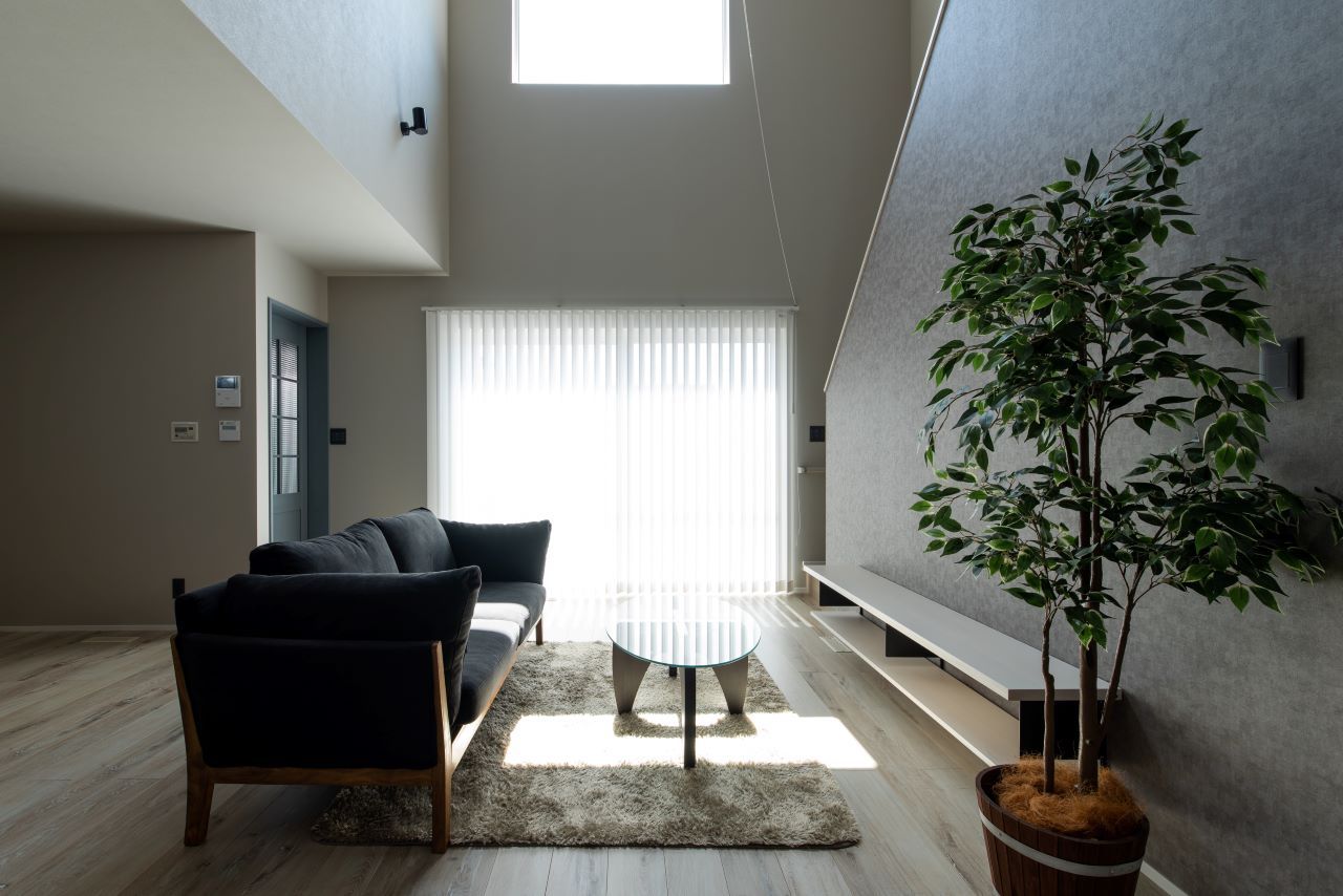 IIKENHOUSE（イイケンハウス） 《2,000万円台◇40坪◇６人家族◇オープンキッチン》グレイッシュカラーのシックな大人リビングのお家の建築実例画像4