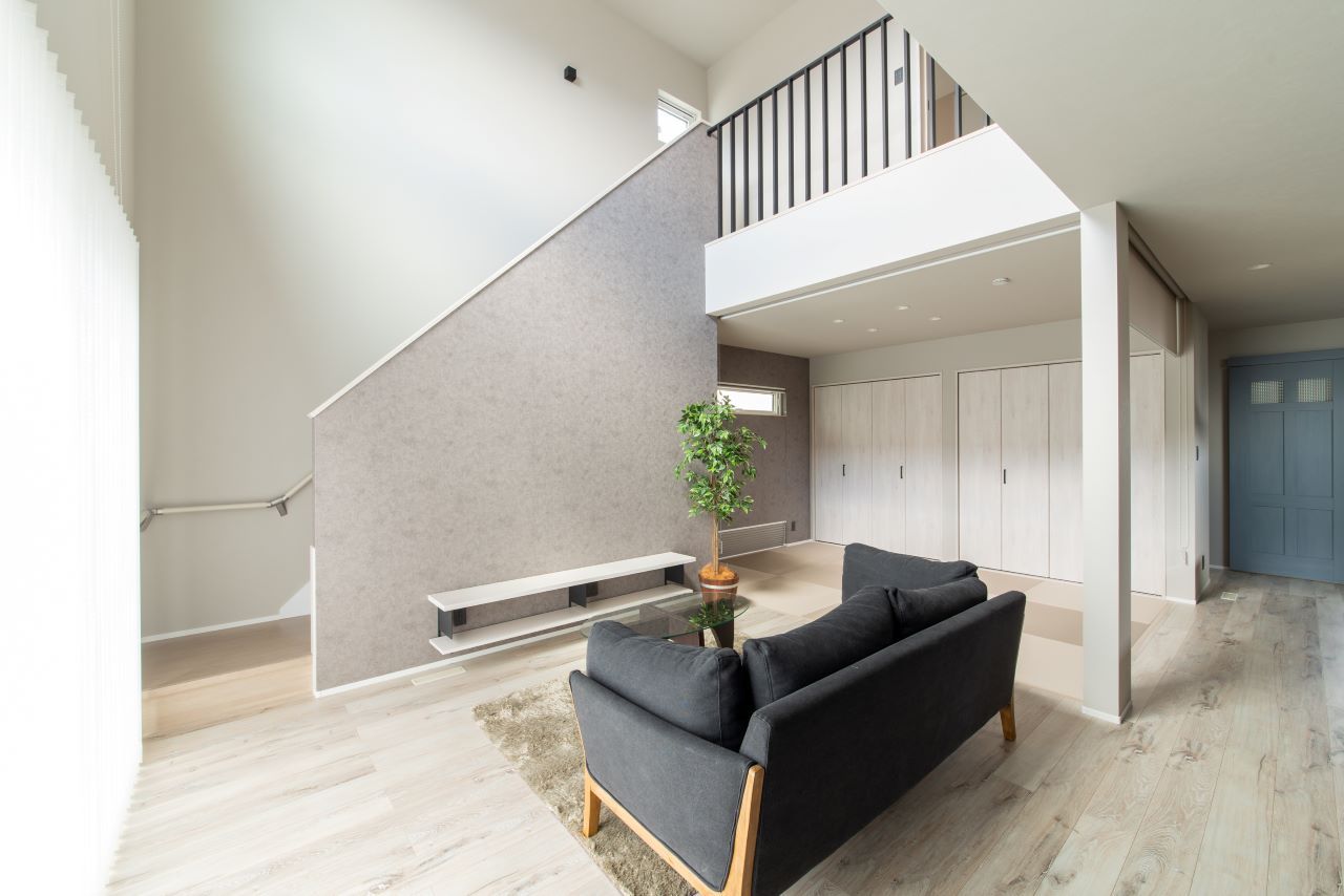 IIKENHOUSE（イイケンハウス） 《2,000万円台◇40坪◇６人家族◇オープンキッチン》グレイッシュカラーのシックな大人リビングのお家の建築実例画像5