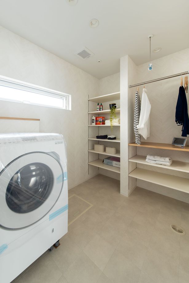 IIKENHOUSE（イイケンハウス） 《2,000万円台◇40坪◇６人家族◇オープンキッチン》グレイッシュカラーのシックな大人リビングのお家の建築実例画像6