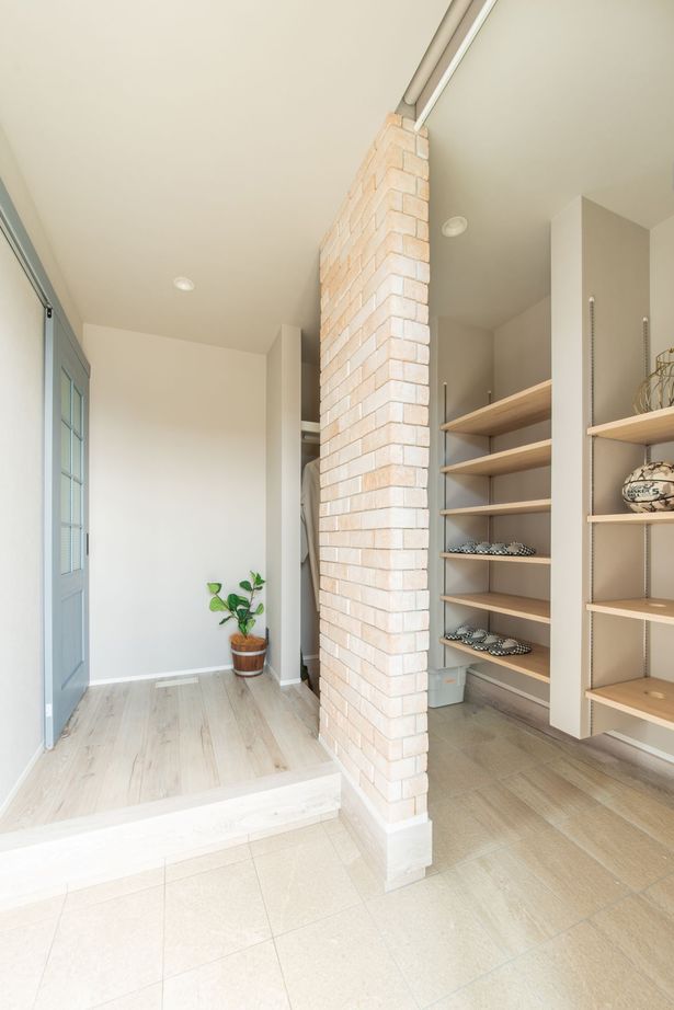 IIKENHOUSE（イイケンハウス） 《2,000万円台◇40坪◇６人家族◇オープンキッチン》グレイッシュカラーのシックな大人リビングのお家の建築実例画像8