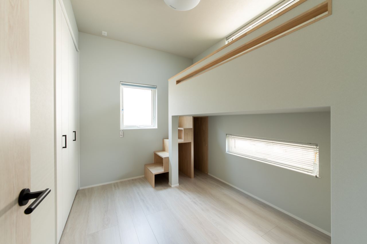 IIKENHOUSE（イイケンハウス） 《2,000万円台◇40坪◇６人家族◇オープンキッチン》グレイッシュカラーのシックな大人リビングのお家の建築実例画像10