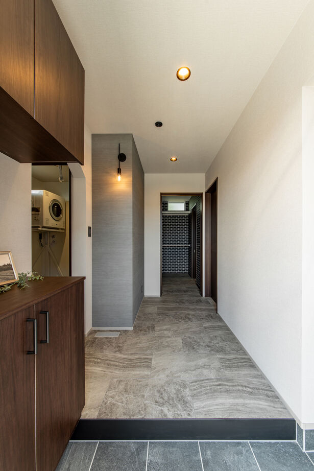 IIKENHOUSE（イイケンハウス） 《◇3,000万円台◇2階4LDK◇34坪》「都会的なブラック」×「温かい自然素材」魅せる唯一無二の家の建築実例画像2