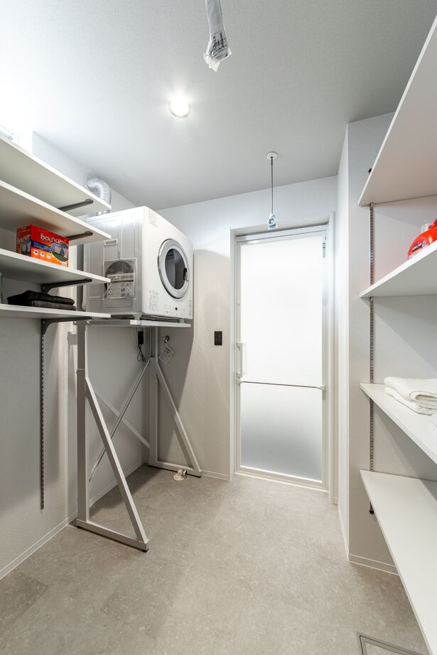 IIKENHOUSE（イイケンハウス） 《◇3,000万円台◇2階4LDK◇34坪》「都会的なブラック」×「温かい自然素材」魅せる唯一無二の家の建築実例画像4