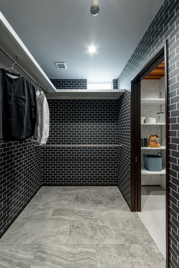 IIKENHOUSE（イイケンハウス） 《◇3,000万円台◇2階4LDK◇34坪》「都会的なブラック」×「温かい自然素材」魅せる唯一無二の家の建築実例画像5