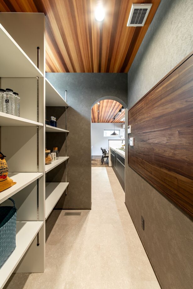 IIKENHOUSE（イイケンハウス） 《◇3,000万円台◇2階4LDK◇34坪》「都会的なブラック」×「温かい自然素材」魅せる唯一無二の家の建築実例画像6