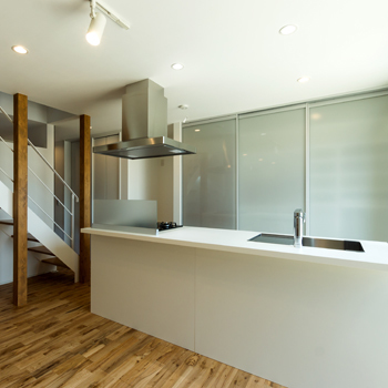 国松工務店 【建築家デザイン】角地を生かした独特な外観デザイン。かっこよさと機能性を追求した暮らしやすい家の建築実例画像2