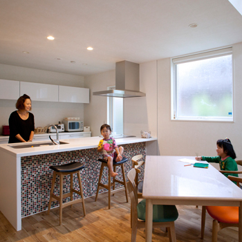 国松工務店 【2000万円台で建つ実例×間取り図】オシャレなカフェを目指した、緑と一体になれる吹抜けのある開放的な家の建築実例画像3