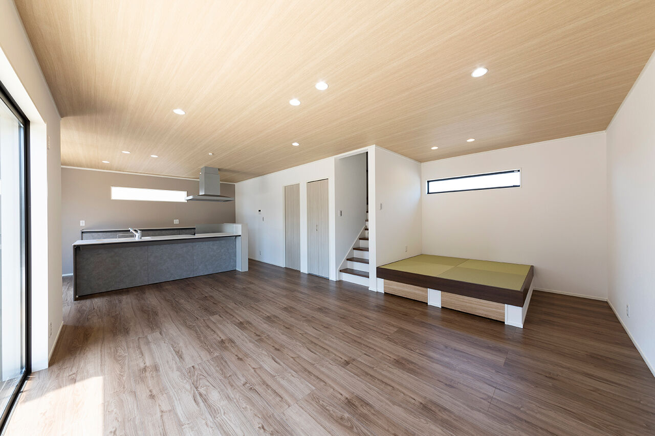 SUNSHOW 夢ハウス 岐阜・美濃加茂スタジオ 【1000万円台/30坪台/収納充実】アイランドキッチン、ピアノスペース、小上がりの畳スペースがあるLDKの建築実例画像2