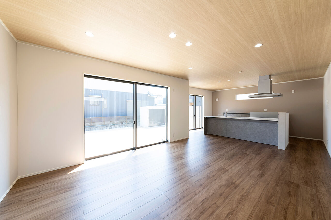 SUNSHOW 夢ハウス 岐阜・美濃加茂スタジオ 【1000万円台/30坪台/収納充実】アイランドキッチン、ピアノスペース、小上がりの畳スペースがあるLDKの建築実例画像3