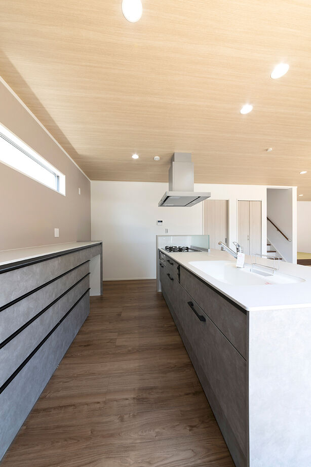 SUNSHOW 夢ハウス 岐阜・美濃加茂スタジオ 【1000万円台/30坪台/収納充実】アイランドキッチン、ピアノスペース、小上がりの畳スペースがあるLDKの建築実例画像4