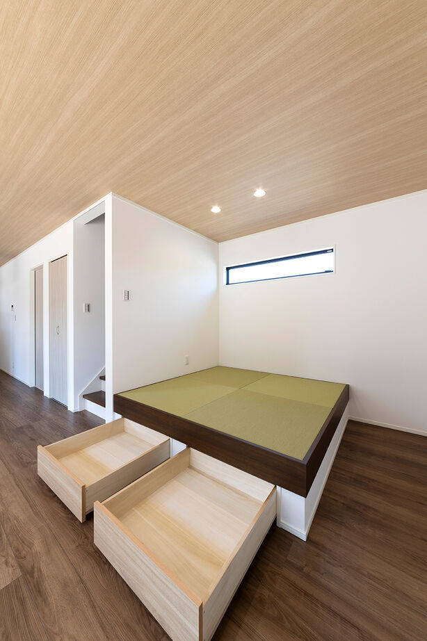 SUNSHOW 夢ハウス 岐阜・美濃加茂スタジオ 【1000万円台/30坪台/収納充実】アイランドキッチン、ピアノスペース、小上がりの畳スペースがあるLDKの建築実例画像5