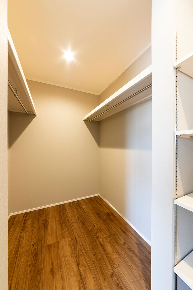 SUNSHOW 夢ハウス 岐阜・美濃加茂スタジオ 【1000万円台/30坪台/収納充実】アイランドキッチン、ピアノスペース、小上がりの畳スペースがあるLDKの建築実例画像6