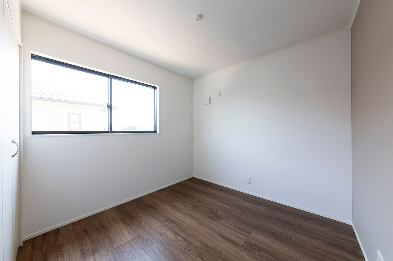 SUNSHOW 夢ハウス 岐阜・美濃加茂スタジオ 【1000万円台/30坪台/収納充実】アイランドキッチン、ピアノスペース、小上がりの畳スペースがあるLDKの建築実例画像7