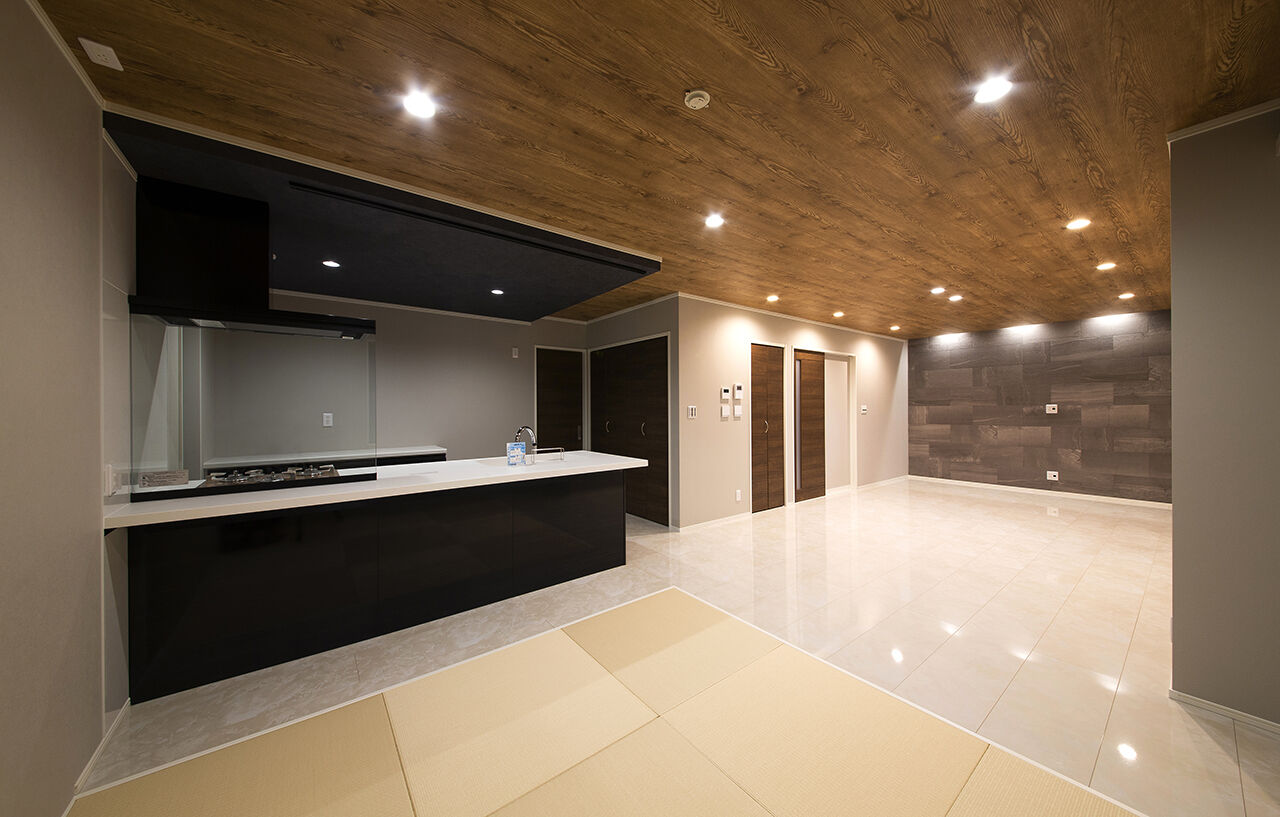 SUNSHOW 夢ハウス 岐阜・美濃加茂スタジオ 【1000万円台/30坪台/4LDK/畳コーナー】ゆとりある22.5畳のLDK。家族の笑顔が自然と集まる家の建築実例画像2