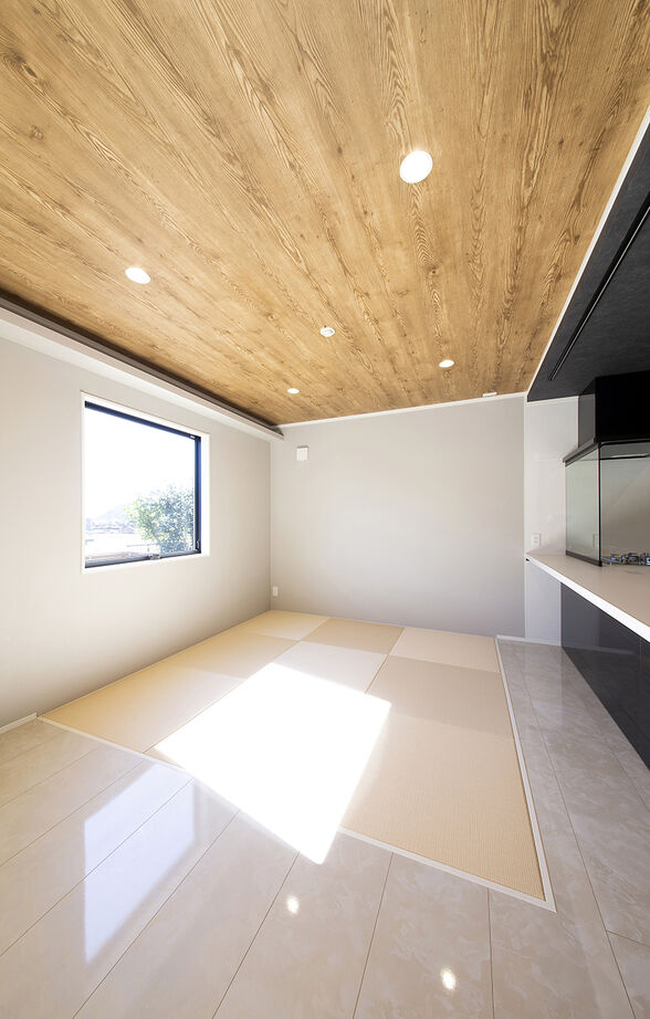 SUNSHOW 夢ハウス 岐阜・美濃加茂スタジオ 【1000万円台/30坪台/4LDK/畳コーナー】ゆとりある22.5畳のLDK。家族の笑顔が自然と集まる家の建築実例画像3