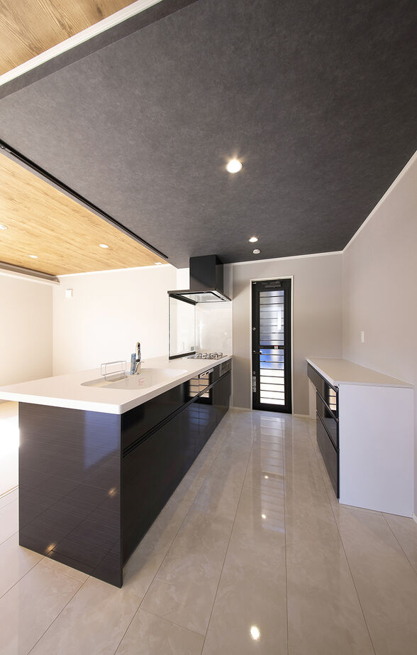 SUNSHOW 夢ハウス 岐阜・美濃加茂スタジオ 【1000万円台/30坪台/4LDK/畳コーナー】ゆとりある22.5畳のLDK。家族の笑顔が自然と集まる家の建築実例画像4