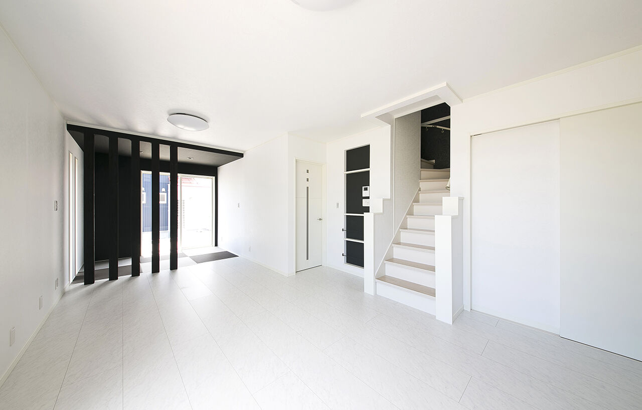 SUNSHOW 夢ハウス 岐阜・美濃加茂スタジオ 【1000万円台/20坪台/3LDK/土間収納】モノトーンの洗練空間。赤い玄関扉の家の建築実例画像2