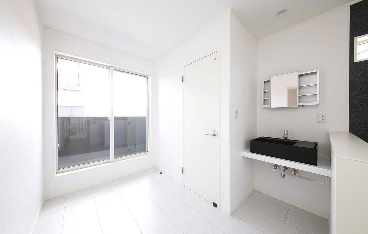 SUNSHOW 夢ハウス 岐阜・美濃加茂スタジオ 【1000万円台/20坪台/3LDK/土間収納】モノトーンの洗練空間。赤い玄関扉の家の建築実例画像4