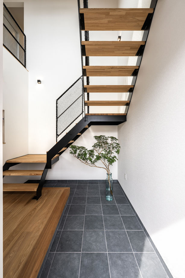 アーキテクト/一級建築士事務所 【大阪府泉佐野市/2000万円台/間取り図掲載】玄関の鉄骨階段が映える家。広々LDKで家族5人がゆったりとの建築実例画像2