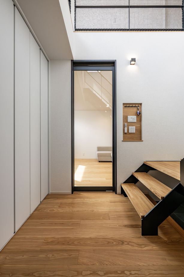 アーキテクト/一級建築士事務所 【大阪府泉佐野市/2000万円台/間取り図掲載】玄関の鉄骨階段が映える家。広々LDKで家族5人がゆったりとの建築実例画像3