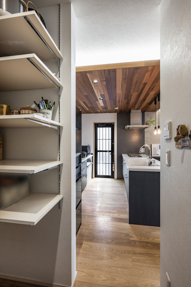 アーキテクト/一級建築士事務所 【大阪府泉佐野市/2000万円台/間取り図掲載】ネイビーを基調にデザイン性を追求。回遊動線で快適にの建築実例画像4