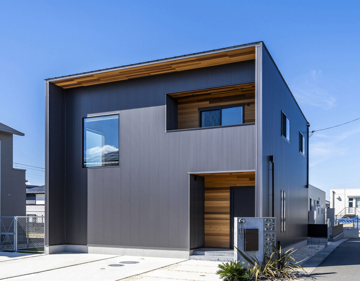 アーキテクト/一級建築士事務所 【大阪府泉佐野市/2000万円台/間取り図掲載】スタイリッシュなフレームハウス。大胆な吹抜けが家族をつなぐの建築実例画像1