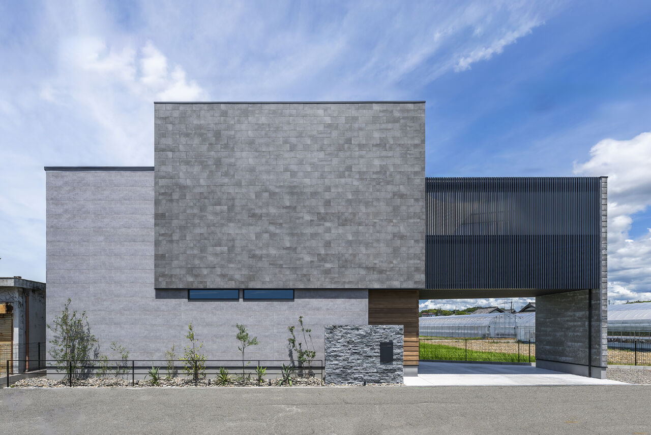 アーキテクト/一級建築士事務所 【大阪府泉佐野市/間取り図掲載】上質なタイル張りに片持ち階段。ホテルライクな快適空間はこだわりの結晶の建築実例画像