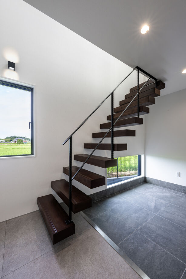 アーキテクト/一級建築士事務所 【大阪府泉佐野市/間取り図掲載】上質なタイル張りに片持ち階段。ホテルライクな快適空間はこだわりの結晶の建築実例画像2