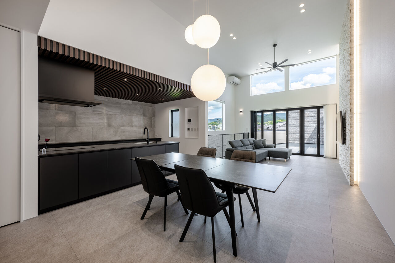 アーキテクト/一級建築士事務所 【大阪府泉佐野市/間取り図掲載】上質なタイル張りに片持ち階段。ホテルライクな快適空間はこだわりの結晶の建築実例画像3