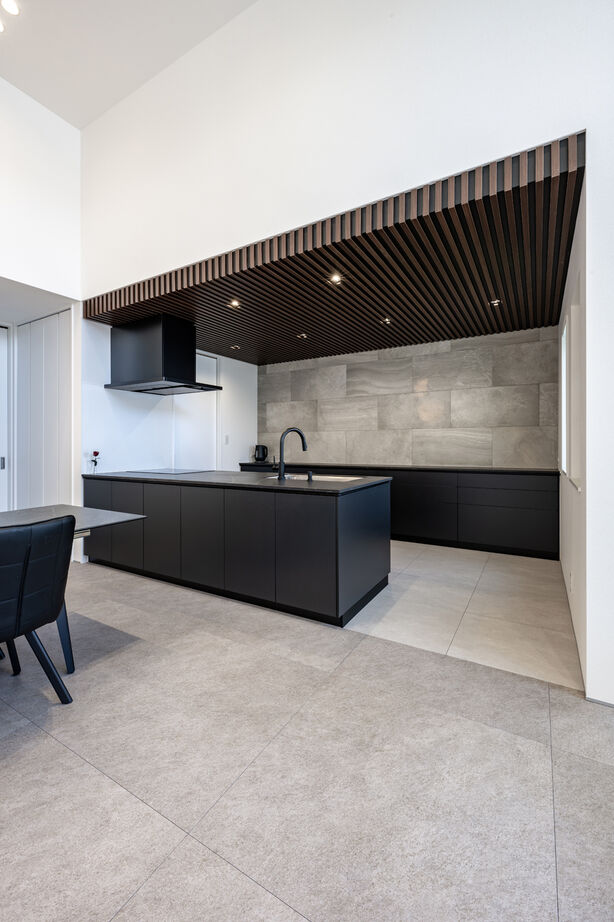 アーキテクト/一級建築士事務所 【大阪府泉佐野市/間取り図掲載】上質なタイル張りに片持ち階段。ホテルライクな快適空間はこだわりの結晶の建築実例画像7