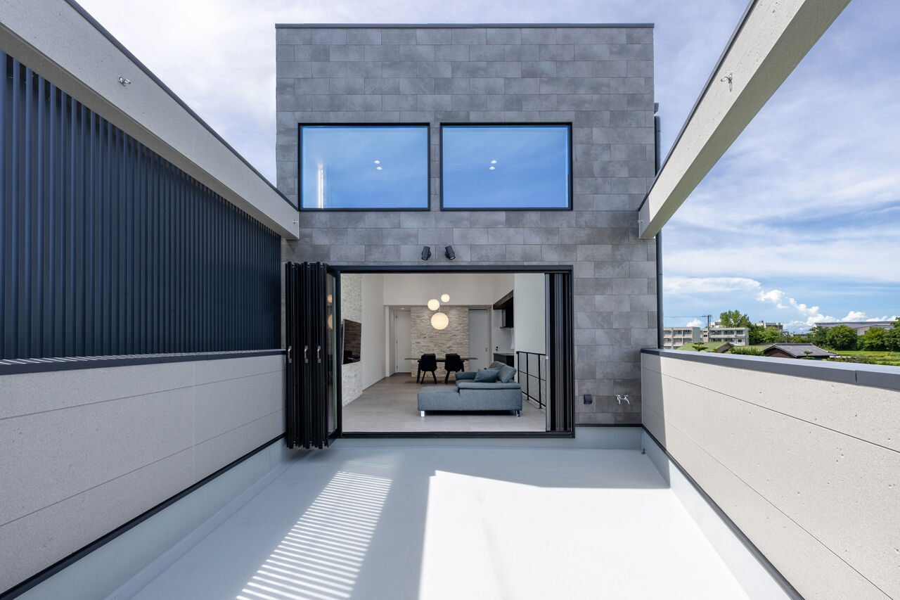 アーキテクト/一級建築士事務所 【大阪府泉佐野市/間取り図掲載】上質なタイル張りに片持ち階段。ホテルライクな快適空間はこだわりの結晶の建築実例画像8