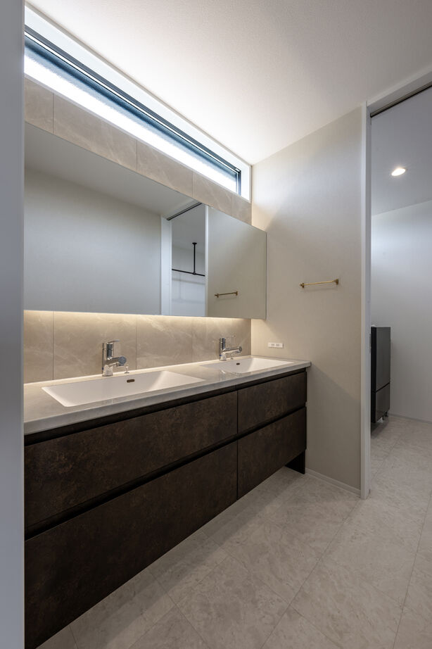 アーキテクト/一級建築士事務所 【大阪府泉佐野市/間取り図掲載】上質なタイル張りに片持ち階段。ホテルライクな快適空間はこだわりの結晶の建築実例画像9