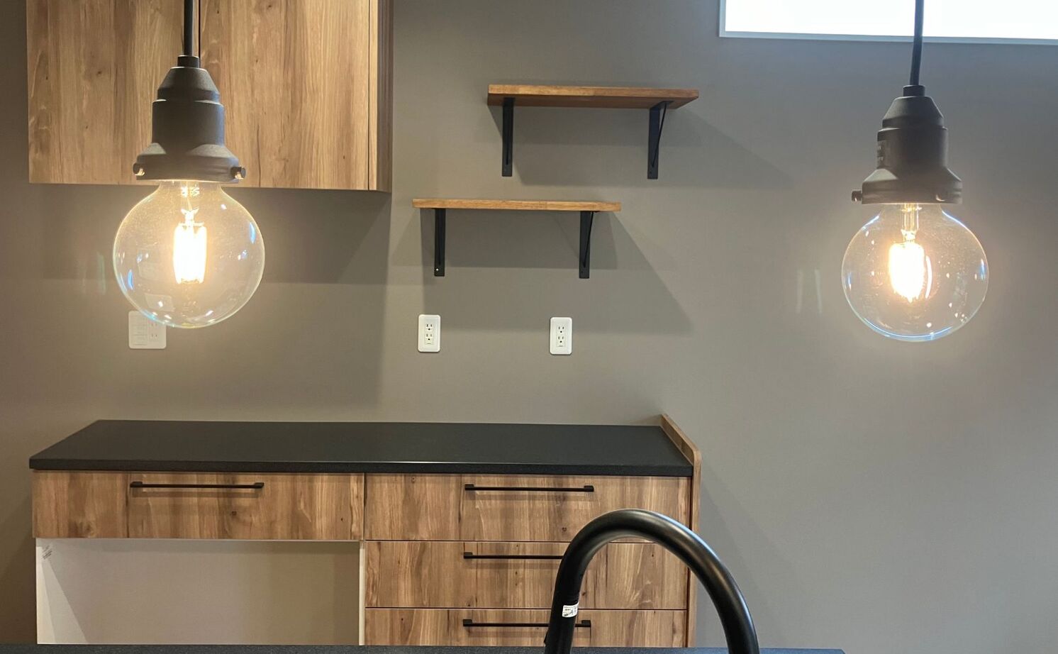 ヤマカ木材　オンリーホーム 【平屋/2000万円台/20坪台/コンパクト】木目感にこだわり無垢材で引き締まった空間に仕上げた平屋の建築実例画像2