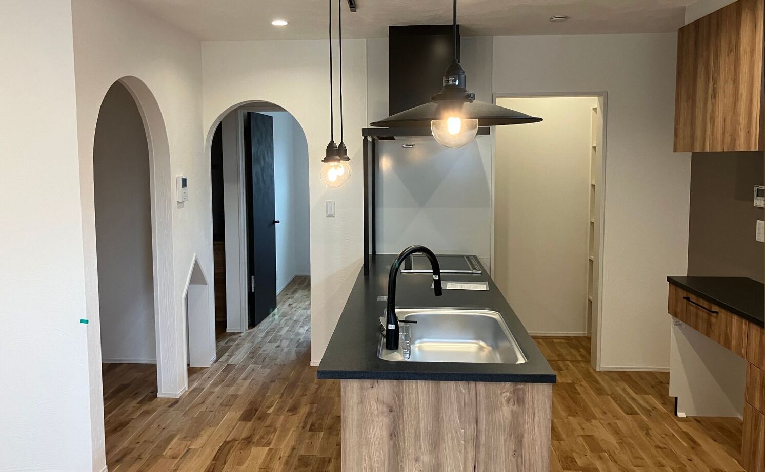 ヤマカ木材　オンリーホーム 【平屋/2000万円台/20坪台/コンパクト】木目感にこだわり無垢材で引き締まった空間に仕上げた平屋の建築実例画像3