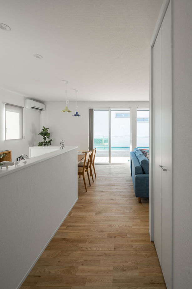 シンプルハウス 【1500万円以下/30坪台/間取り図】黒ガルバの窓がない家。開放的なリビングで心地好く暮らす/1000万円台の建築実例画像4