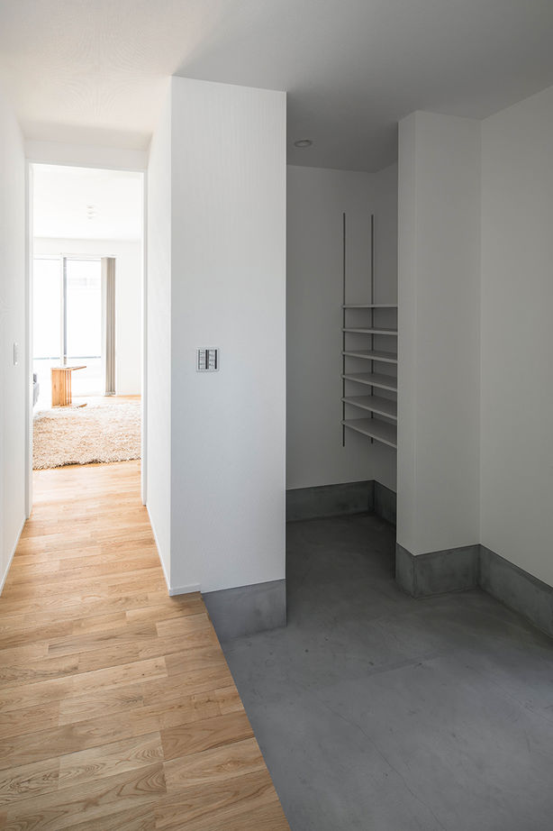 シンプルハウス 【1500万円以下/30坪台/間取り図】黒ガルバの窓がない家。開放的なリビングで心地好く暮らす/1000万円台の建築実例画像9