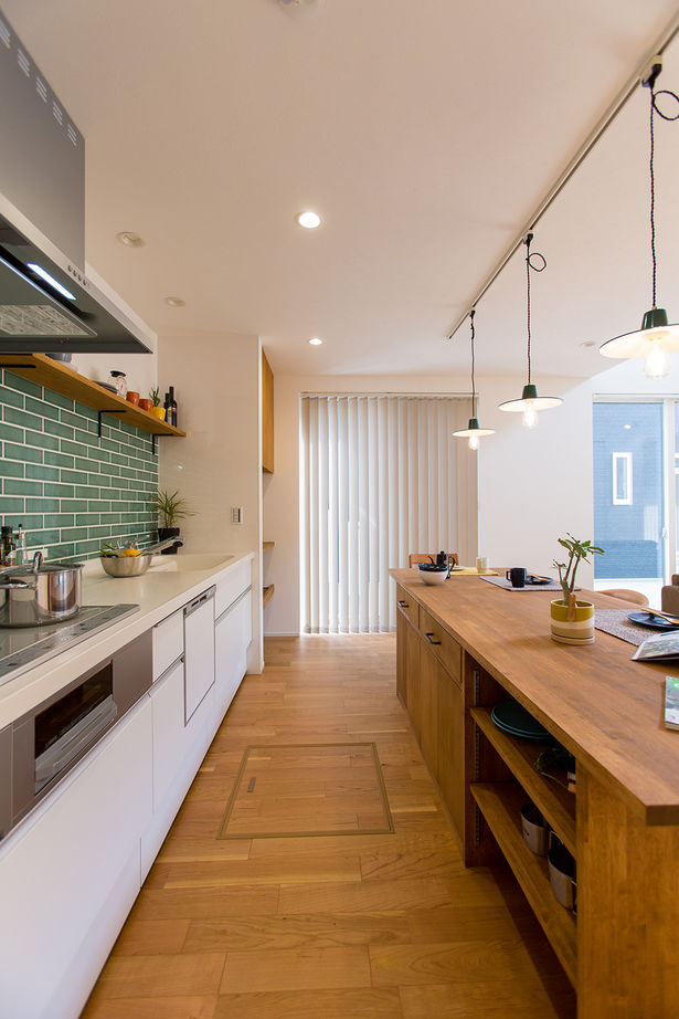 シンプルハウス 【1500万円以下/延床30坪以下/間取り図】緑が映えるおしゃれな外観。カフェ風キッチンと吹抜けリビングの家の建築実例画像9