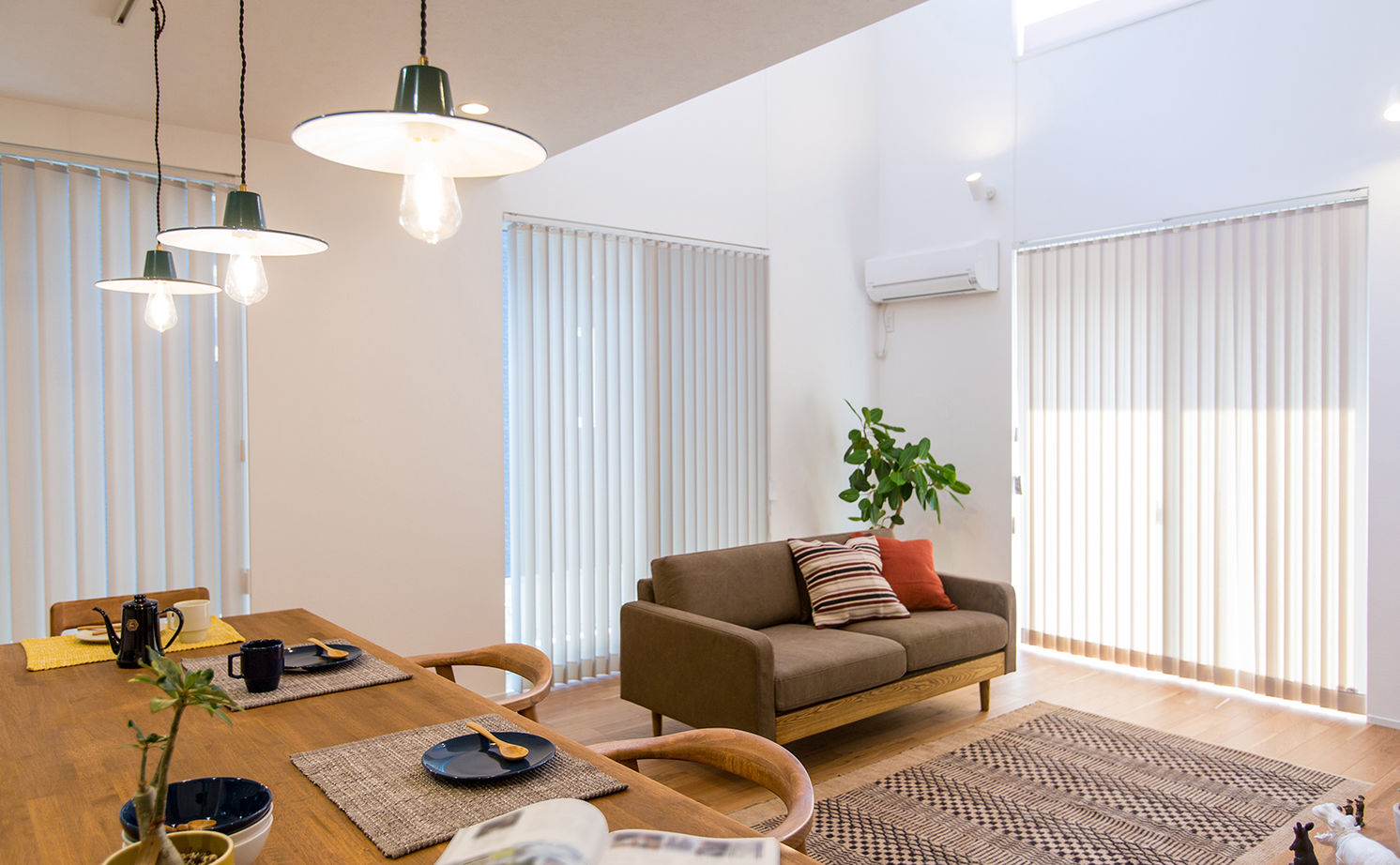 シンプルハウス 【1500万円以下/延床30坪以下/間取り図】緑が映えるおしゃれな外観。カフェ風キッチンと吹抜けリビングの家の建築実例画像10