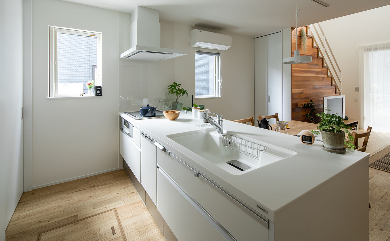 シンプルハウス 【1000万円台/延床面積30坪台/家事ラクの間取り】おしゃれな階段のあるシンプルな三角屋根の外観の家の建築実例画像6